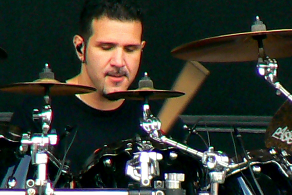 Charlie Benante olhando para baixo em frente a bateria