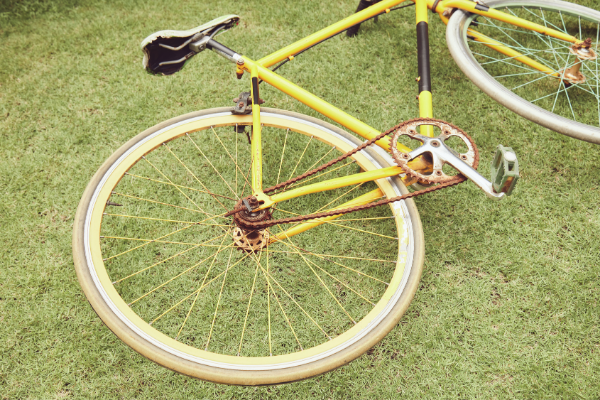 Bicicleta caída no chão