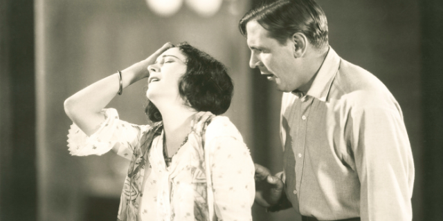 Mulher com semblante triste é acolhida por homem.