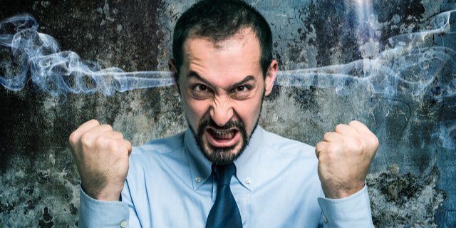 Homem com semblante raivoso. Seus punhos estão fechados e erguidos e uma fumaça representativa sai de suas orelhas.
