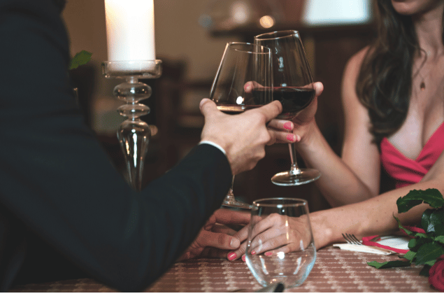 Casal brindando