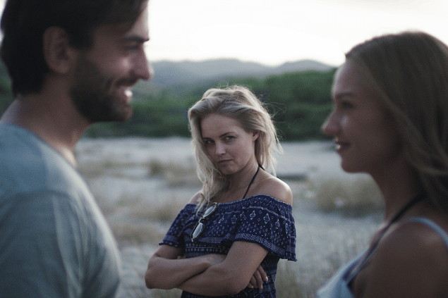 Mulher com ciúmes de casal. 