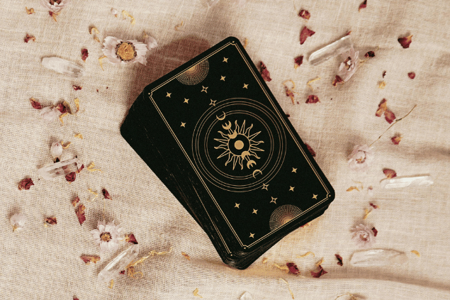 Algumas cartas de Tarot viradas para baixo estão em destaque na imagem.