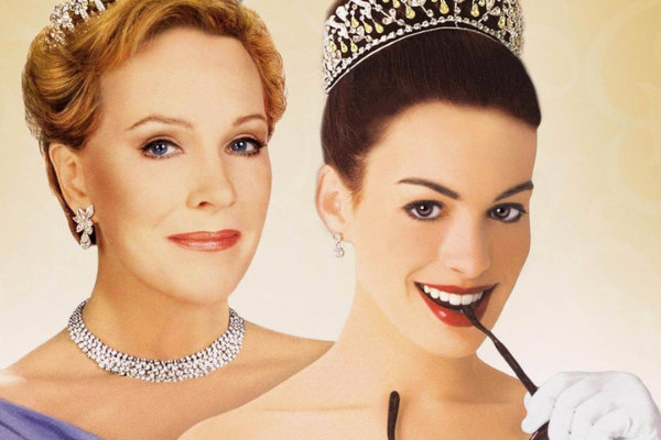 Duas mulheres brancas usando coroas.