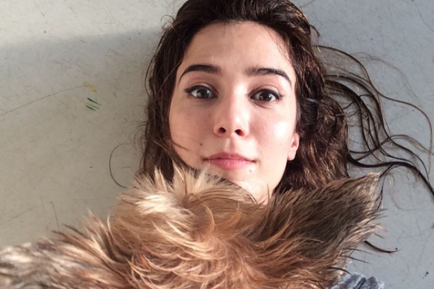 Marjorie Estiano com cachorro em cima do peito.