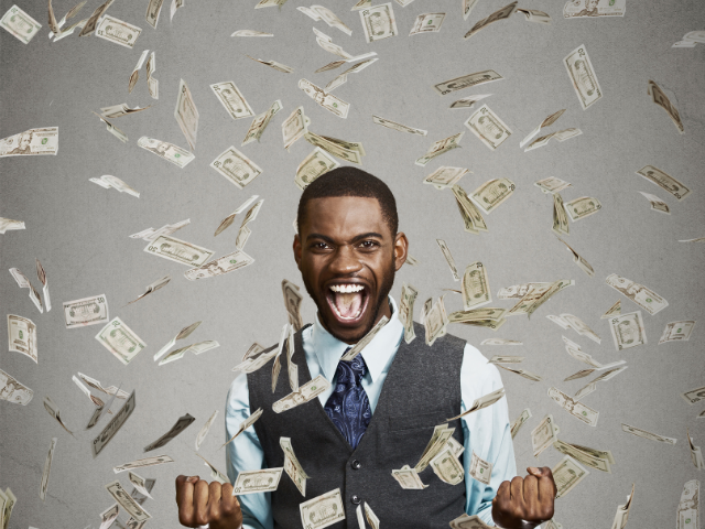 Homem com muito dinheiro ao seu redor