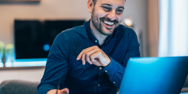 Homem trabalhando em home office