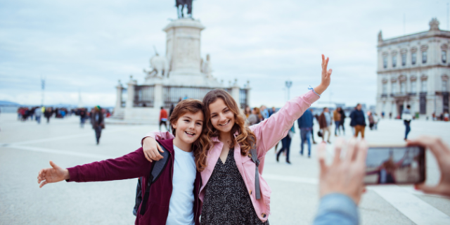 Duas pessoas tirando foto em lugar turístico