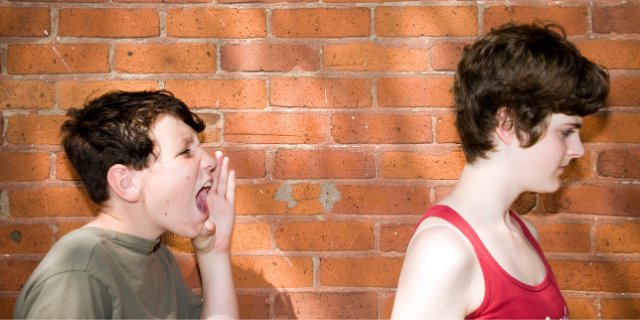 Menino gritando nas costas de uma menina