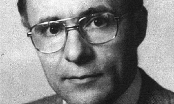 Arno Allan Penzias usando óculos olhando para frente