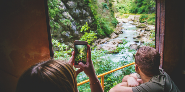 Pessoa tirando foto da natureza