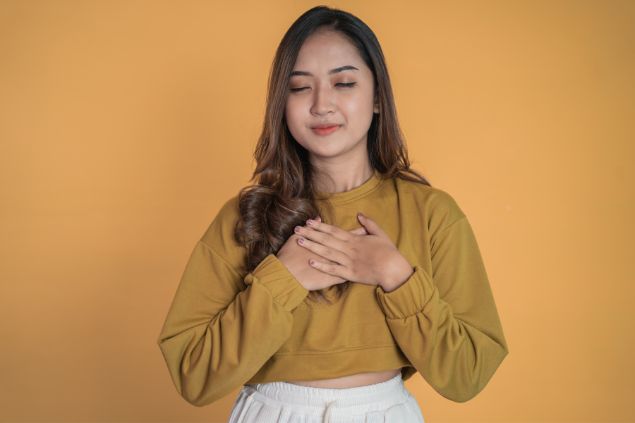 Iagem de uma mulher com semblante de paz