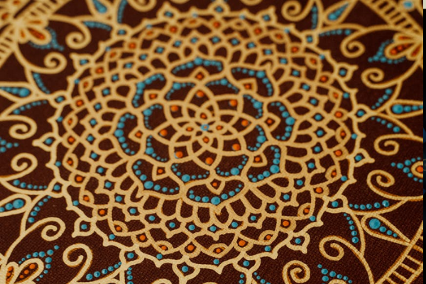 Mandala amarela, azul e morrom.