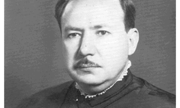 Aristóteles Orsini olhando para frente com seriedade