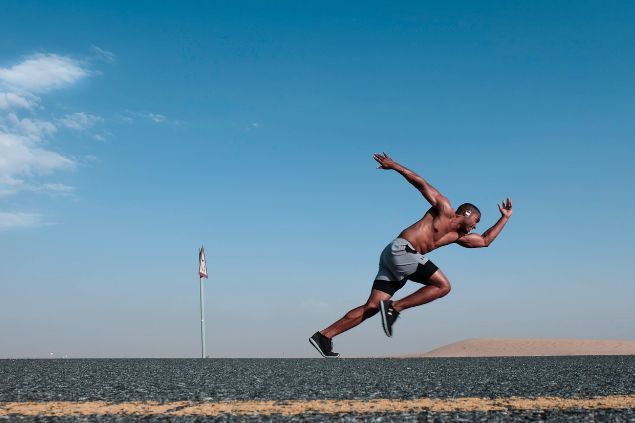 homem sem camisa correndo na estrada