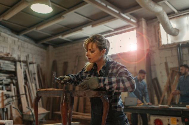 Mulher trabalhando como marceneira