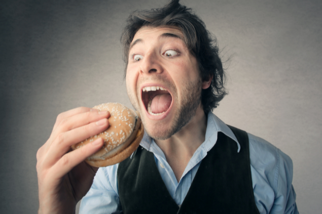 Homem desesperado para comer um hambúrguer