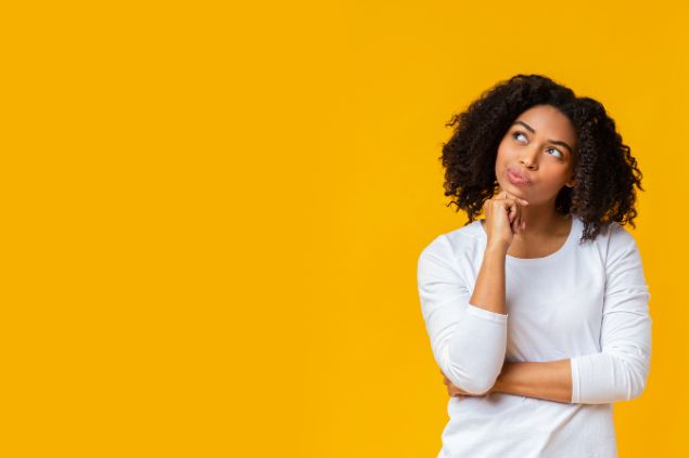 Imagem de uma mulher com expressão de dúvida em um fundo amarelo