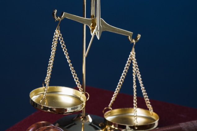 Balança pendendo para o lado mais pesado