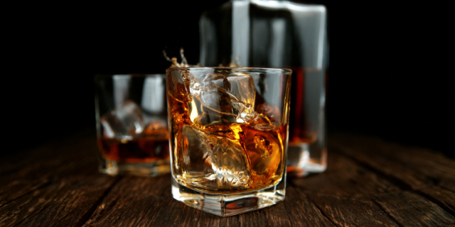 Foto de copo com whiskey