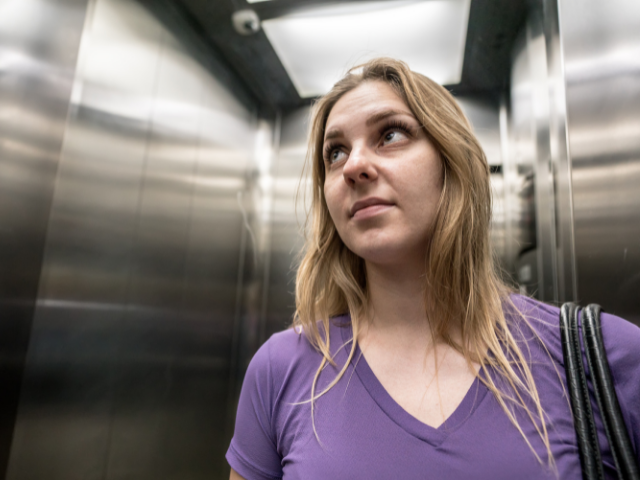 Mulher dentro de elevador