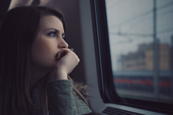 Mulher olhando para janela do carro