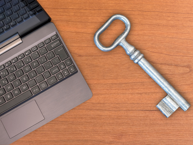 Chave grande ao lado de notebook