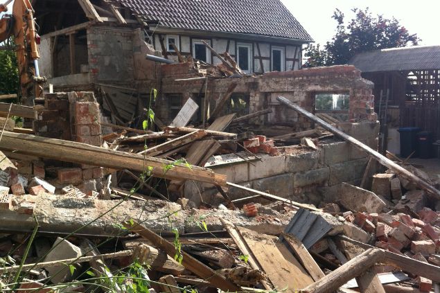 Imagem de uma casa destrída e em ruínas