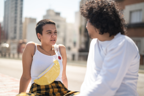 Duas pessoas conversando em um parque