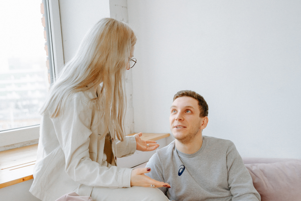 Homem e mulher conversando no sofá