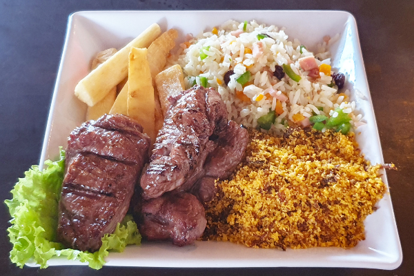 Prato com carne de sol.