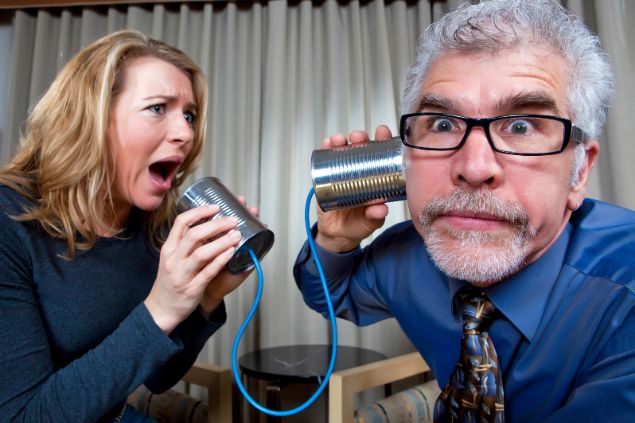 Imagem de um casal falando em um 