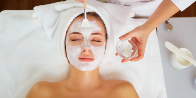 Mulher deitada recebendo tratamento estético.