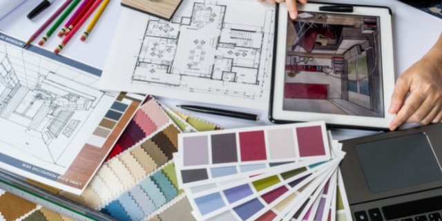 Designer de interiores trabalha em projeto. 