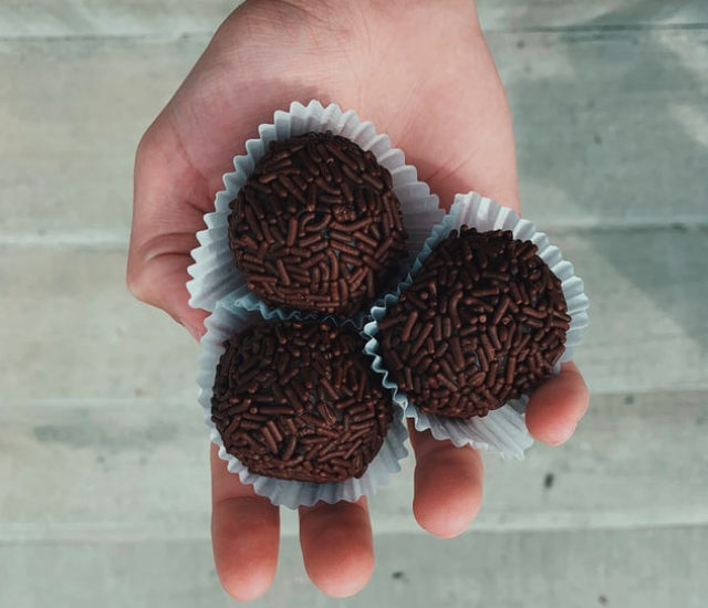 Pessoa segurando brigadeiro