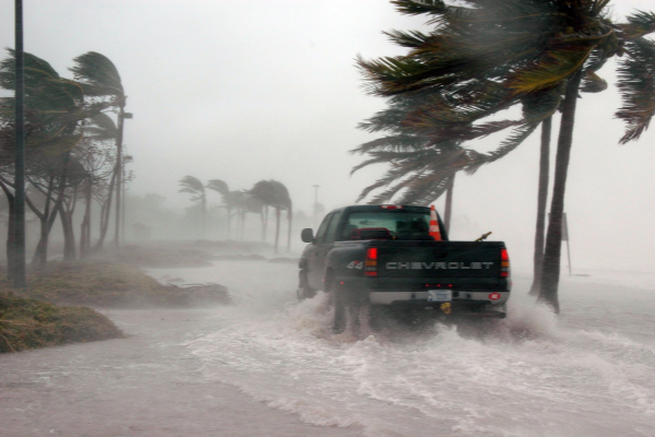 Carro em uma tempestade de chuva e vento