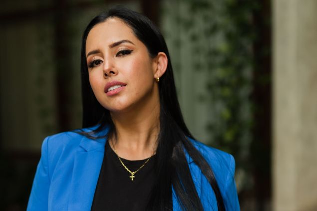 Imagem de uma mulher de blaser azul e bonita