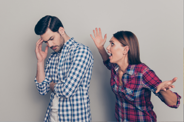 Homem e mulher brancos brigando.