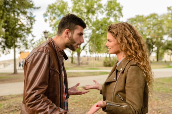 Homem e mulher brancos brigando.