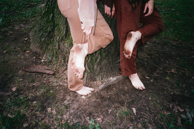 Foto de duas pessoas da cintura pra baixo com os pés sujos