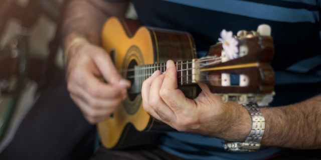 Homem tocando cavaquinho