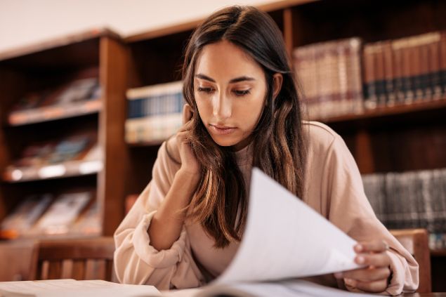 Mulher estudando em uma biblioteca