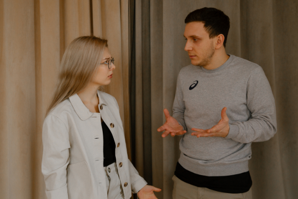 Homem e mulher brancos discutindo.