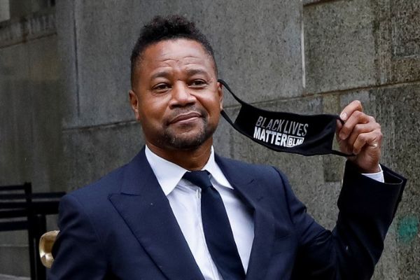 Imagem do ator Cuba Michael Gooding Jr. tirando uma máscara