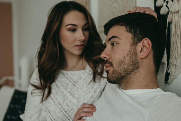 Imagem de um casal conversando seriamente