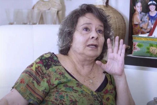Imagem da atriz Débora Duarte em uma entrevista