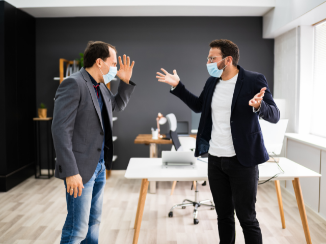 Homens brigando em ambiente de trabalho