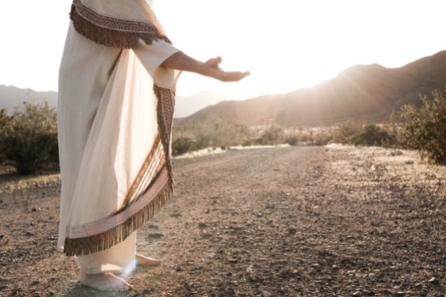 Imagem de Jesus do pescoço para baixo com as mão estendida