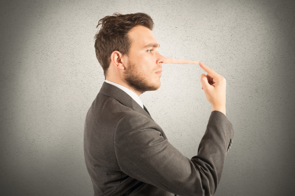 Homem branco com nariz comprido.