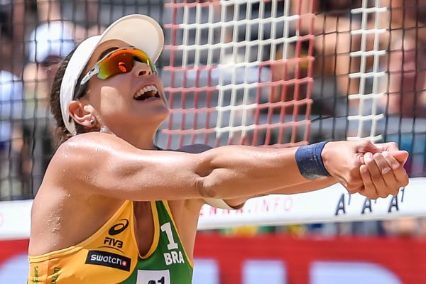 Imagem da jogadora de vôlei Carol Solberg durante uma partida